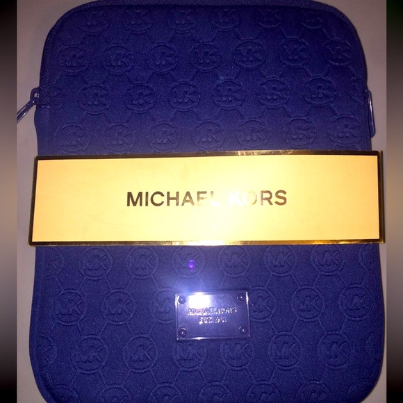 ⭐️⭐️HOST‎ PICK⭐️⭐️ NWT Michael Kors Electronics Case - Picture 1 of 7